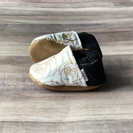 White and gold rose Moccassin